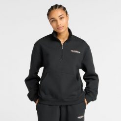 Bluza damska New Balance WT53513BK – czarna. Czarne bluzy damskie New Balance, l, bez wzorów, z bawełny, bez ramiączek, bez kaptura. Za 299.99 zł.