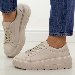 Beżowe skórzane półbuty damskie na platformie Jezzi 8181. Brązowe półbuty damskie Jezzi, na jesień, bez wzorów, z jeansu, klasyczne, bez obcasa, na platformie, bez zapięcia. Za 259.00 zł.