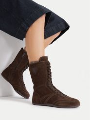 Guess Jeans Trzewiki EO-GUJ0316 Brązowy. Brązowe botki damskie Guess Jeans, z aplikacjami, z jeansu, bez obcasa, na płaskiej podeszwie, bez zapięcia. Za 399.99 zł.