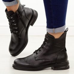 Czarne płaskie botki damskie Vinceza 58578. Czarne botki damskie VINCEZA, na jesień, bez wzorów, z jeansu, casualowe, z okrągłym noskiem, bez obcasa, na płaskiej podeszwie, bez zapięcia. W wyprzedaży za 197.10 zł.