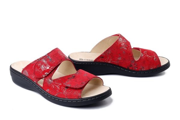 DR. BRINKMANN 701082-04 rot, klapki damskie. Czerwone klapki damskie Dr. Brinkmann, na lato, bez wzorów, ze skóry, bez obcasa, bez zapięcia. Za 269.90 zł.