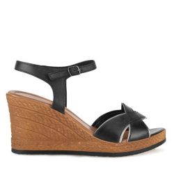 Sandały Lasocki. Czarne sandały damskie Lasocki, bez wzorów, bez obcasa, na koturnie, bez zapięcia. Za 125.99 zł.