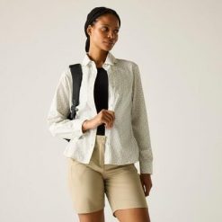 Koszula przeciw owadom z długim rękawem damska Regatta Travel. Brązowe koszule damskie Regatta, bez wzorów, sportowe, bez kołnierzyka, bez ramiączek. Za 279.99 zł.