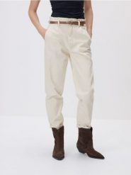 Jeansy paperbag z dłuższą nogawką - beżowy. Brązowe jeansy damskie Reserved, bez wzorów, z bawełny. Za 139.99 zł.