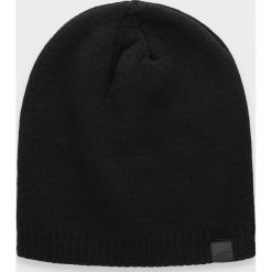 Czapka męska CAM300 - głęboka czerń. Czapki męskie 4F, na zimę, bez wzorów. Za 29.99 zł.