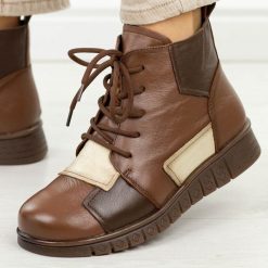 Brązowe skórzane botki damskie Cambell 15323. Brązowe botki damskie Cambell, na jesień, bez wzorów, z dzianiny, klasyczne, z okrągłym noskiem, bez obcasa, na płaskiej podeszwie, bez zapięcia. Za 319.00 zł.