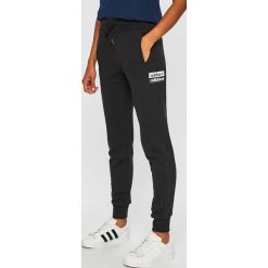 Adidas Originals - Spodnie. Czarne spodnie materiałowe damskie adidas Originals, bez wzorów, z bawełny, casualowe. Za 229.90 zł.