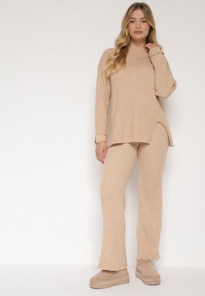 Beżowy Komplet z Bawełną i Wełną Sweter z Guzikami i Proste Spodnie Reisadia. Brązowe swetry nierozpinane damskie Born2be, bez wzorów, z bawełny, bez kołnierzyka, bez ramiączek. Za 139.99 zł.