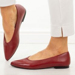 Czerwone skórzane czółenka damskie T.Sokolski 307. Czerwone balerinki damskie Sokolski, na jesień, bez wzorów, ze skóry, biznesowe, bez obcasa, na płaskiej podeszwie, bez zapięcia. Za 299.00 zł.