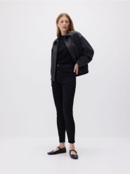 Jeansy push up slim long leg - czarny. Czarne jeansy damskie Reserved, bez wzorów, z bawełny, z podwyższonym stanem. W wyprzedaży za 79.99 zł.