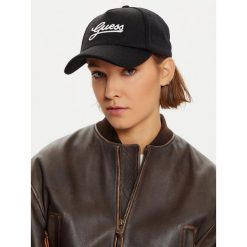 Czapka z daszkiem Guess. Czarne czapki damskie Guess, z aplikacjami. Za 129.99 zł.