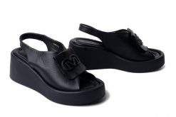 Artiker Relaks 58C2196 Czarny, sandały damskie. Czarne sandały damskie Artiker Relaks, bez wzorów, ze skóry, bez obcasa, na koturnie, bez zapięcia. Za 304.90 zł.