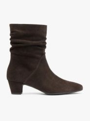 Brązowe marszczone botki nad kostkę. Brązowe botki damskie Ryłko, bez wzorów, ze skóry, eleganckie, bez obcasa, na słupku, bez zapięcia. Za 529.99 zł.