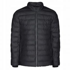 Kurtka męska przejściowa Rains puchowa czarna Trekker Jacket 1543-05 XS/S. Czarne kurtki męskie Rains, m, bez wzorów, z dresówki, sportowe, bez kaptura. Za 888.99 zł.