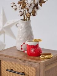 Ceramiczny kubek z uchem w kształcie skarpety - czerwony. Czerwone skarpetki damskie Sinsay, bez wzorów. Za 15.99 zł.