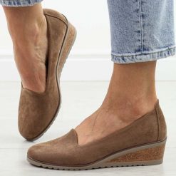 Khaki zamszowe półbuty damskie na koturnie Potocki 12276. Brązowe półbuty damskie POTOCKI, na lato, bez wzorów, z jeansu, biznesowe, z okrągłym noskiem, bez obcasa, na koturnie, bez zapięcia. Za 159.00 zł.