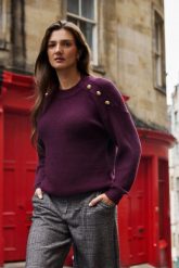 Sweter z ozdobymi guzikami burgundowy. Czerwone swetry nierozpinane damskie MOODO, l, bez wzorów, z poliamidu, bez kołnierzyka, bez ramiączek. Za 139.99 zł.