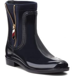 Kalosze TOMMY HILFIGER - Material Mix Rain Bo FW0FW03562 Midnight 403. Niebieskie kalosze damskie Tommy Hilfiger, bez wzorów, z materiału, bez zapięcia. W wyprzedaży za 279.00 zł.