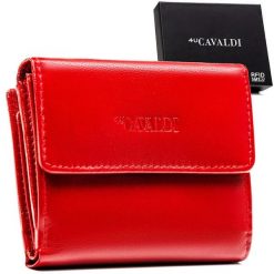 Skórzany portfel damski w czerwonym kolorze zamykany na zatrzask 4U Cavaldi RD-44-GCL. Czerwone portfele damskie 4U Cavaldi, ze skóry. Za 69.99 zł.