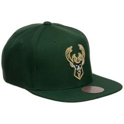 Czapka z daszkiem do koszykówki Mitchell Snapback Milwaukee zielona. Zielone czapki damskie Mitchell & Ness, bez wzorów, sportowe. Za 149.00 zł.