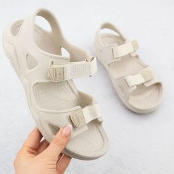 Sandały lekkie piankowe na rzepy beżowe Big Star RR274A515. Brązowe sandały damskie BIG STAR, bez wzorów, z materiału, bez obcasa, bez zapięcia. Za 65.99 zł.