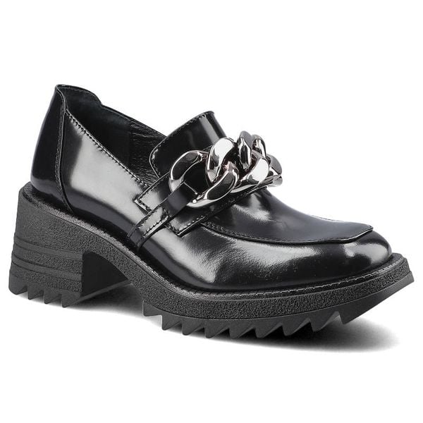 Półbuty damskie Chebello, ze skóry naturalnej lakierowanej z gładką cholewką klasycznym wycięciem ozdobnym metalowym łańcuchem oraz masywną podeszwą. Czarne półbuty damskie CheBello, bez wzorów, ze skóry, eleganckie, bez obcasa, bez zapięcia. Za 299.00 zł.