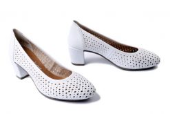 RIEKER 41057-80 white, czółenka damskie. Białe czółenka damskie Rieker, na lato, bez wzorów, bez obcasa, na obcasie, bez zapięcia. Za 231.92 zł.