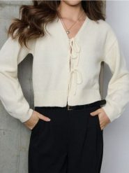 Sweter z kokardami - żółty. Żółte swetry nierozpinane damskie Sinsay, l, bez wzorów, bez kołnierzyka, bez ramiączek. Za 49.99 zł.