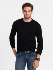 Sweter męski z teksturą i półokrągłym dekoltem - czarny V4 - Rozmiar: S. Czarne swetry męskie Ombre Clothing, m, z aplikacjami, z bawełny, bez kołnierzyka, bez ramiączek. W wyprzedaży za 59.99 zł.