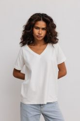 T shirt z dekoltem w kształcie V w kolorze ECRU- V NECK-L. Białe t-shirty damskie Marsala, l, bez wzorów, z bawełny, eleganckie, bez kołnierzyka, bez ramiączek. Za 79.90 zł.