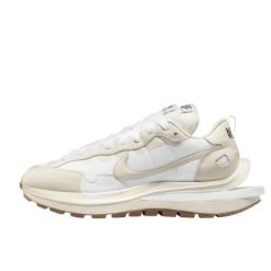 Buty do chodzenia dla dorosłych Nike Vaporwaffle Sacai Sail Gum. Białe obuwie sportowe damskie Nike, bez wzorów, bez zapięcia, trekkingowe. W wyprzedaży za 2,638.95 zł.