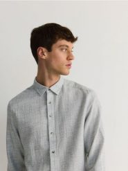 Bawełniana koszula regular fit - ciemnozielony. Zielone koszule męskie Reserved, l, bez wzorów, z bawełny, bez kołnierzyka, bez ramiączek. Za 119.99 zł.