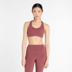 Biustonosz New Balance WB51052WAD – różowy. Czerwone biustonosze New Balance, bez wzorów, z lycry. Za 389.99 zł.