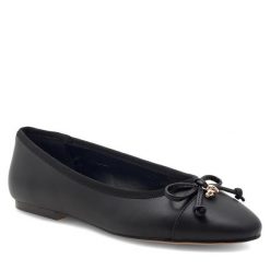 Baleriny Nine West. Czarne balerinki damskie Nine West, bez wzorów, bez obcasa, bez zapięcia. Za 109.99 zł.
