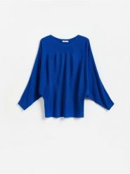 Sweter z kimonowym rękawem - niebieski. Niebieskie swetry nierozpinane damskie Reserved, l, bez wzorów, z dzianiny, bez kołnierzyka, bez ramiączek. Za 99.99 zł.