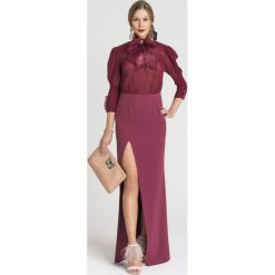 SUKIENKA ELISABETTA FRANCHI. Czerwone sukienki damskie Elisabetta Franchi, na co dzień, z aplikacjami, z tkaniny, eleganckie, bez kołnierzyka, bez ramiączek, maxi, dopasowane. Za 2,199.00 zł.