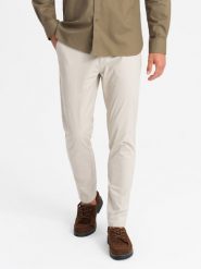 Jednolite spodnie chino męskie SLIM FIT – beżowe V2 OM-PACP-0183 - XXL. Brązowe eleganckie spodnie męskie Ombre Clothing, z aplikacjami, z bawełny, biznesowe. Za 125.99 zł.