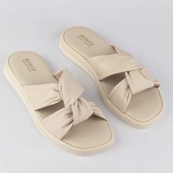 Beżowe skórzane klapki damskie Belwest 8070. Brązowe klapki damskie Suzana, bez wzorów, ze skóry, eleganckie, bez obcasa, bez zapięcia. Za 169.00 zł.