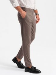 Jednolite spodnie męskie chino SLIM FIT brązowe V1 OM-PACP-0183 M. Brązowe eleganckie spodnie męskie Ombre, m, bez wzorów. Za 317.70 zł.