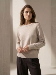 Sweter chunky z domieszką wełny - kremowy. Białe swetry nierozpinane damskie Sinsay, l, bez wzorów, z wełny, bez kołnierzyka, bez ramiączek. Za 39.99 zł.