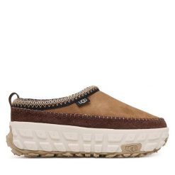 Klapki Ugg. Brązowe klapki damskie UGG, bez wzorów, bez obcasa, bez zapięcia. Za 769.99 zł.