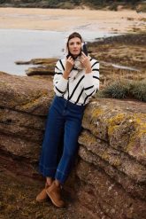 Sweter z kontrastowym wzorem biały. Białe swetry nierozpinane damskie MOODO, l, bez wzorów, z poliamidu, bez kołnierzyka, bez ramiączek. Za 149.99 zł.