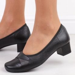 Czarne Polskie czółenka damskie Gregors 567. Czarne czółenka damskie GREGORS, bez wzorów, ze skóry, bez obcasa, na obcasie, bez zapięcia. Za 339.00 zł.