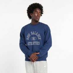 Bluza męska New Balance MT43507NNY – niebieska. Niebieskie bluzy męskie New Balance, m, bez wzorów, z bawełny, klasyczne, bez ramiączek, bez kaptura. Za 149.99 zł.