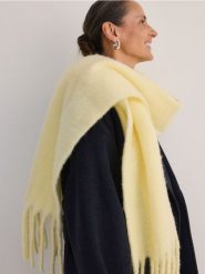 Puszysty szalik z dodatkiem wełny - złamana biel. Szaliki damskie Reserved, bez wzorów, z wełny. W wyprzedaży za 79.99 zł.