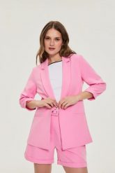 Marynarka z rękawami 3/4 różowa. Czerwone marynarki i żakiety damskie MOODO, bez wzorów, z elastanu, bez kołnierzyka, bez ramiączek. Za 149.99 zł.