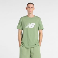 Koszulka męska New Balance MT43906AAR – zielona. Zielone koszulki sportowe męskie New Balance, m, bez wzorów, z materiału, bez ramiączek. Za 129.99 zł.