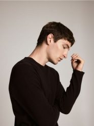 Sweter z wełny merino - ciemnobrązowy. Brązowe swetry męskie Reserved, l, bez wzorów, z kaszmiru, bez kołnierzyka, bez ramiączek. Za 229.99 zł.