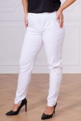 Klasyczne białe spodnie Nita ze zwężoną nogawką PLUS SIZE XXL. Białe spodnie materiałowe damskie Nasi partnerzy, bez wzorów, z elastanu, biznesowe, plus size, krótkie. Za 159.90 zł.