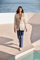 Marynarka damska piaskowa. Marynarki i żakiety damskie MOODO, bez wzorów, z elastanu, bez kołnierzyka, bez ramiączek. W wyprzedaży za 49.99 zł.